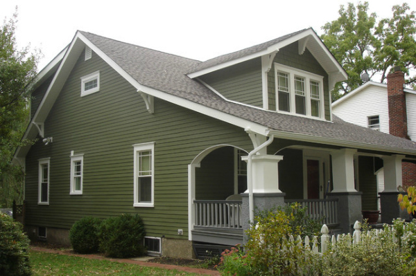 Gorgeous olive green exterior house paint for those who loves a dark exterior craftsman home. So pretty! Pretty dark green house with white trim, classic paint house color. #greenexteriorpaint #olivegreenpaintedhouse #greenexteriorpaintidea #greencraftsmanhouse #olivegreenhome