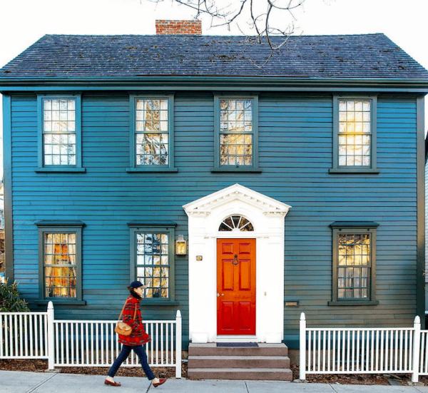 This gorgeous peacock blue painted house is what my dreams are made of. Tinta de porta vermelha crocante com guarnição branca brilhante faz com que esta pintura caseira azul escura seja perfeita! #newenglandhomes #bluepaintedhouse #bluehouse #peacockbluehouse #blueexteriorpaint #blueexteriorhome