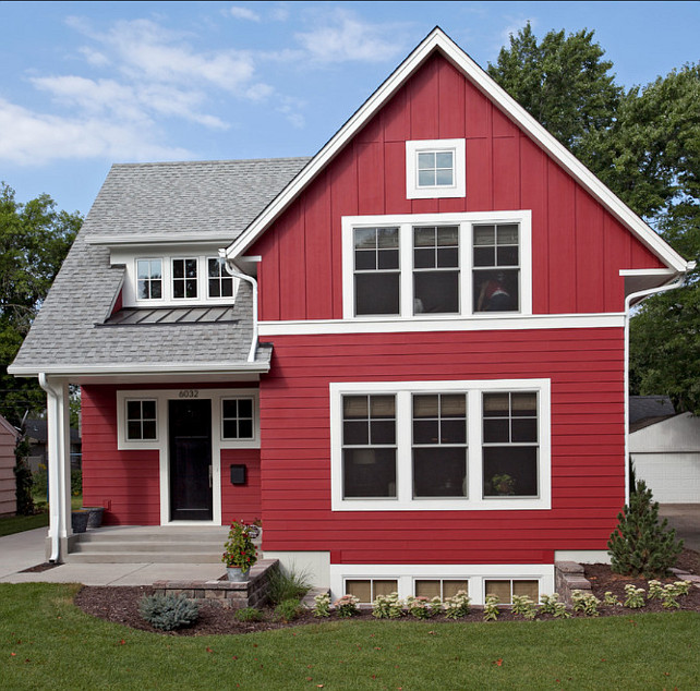 Love this red painted house, so pretty with crisp white trim! Etsitkö tummaksi maalattuja ulkotaloja? Katso kaikki nämä rohkeat sävyt! #redhouse #redexerior #redpaintedexerior #darkexeriorpaint