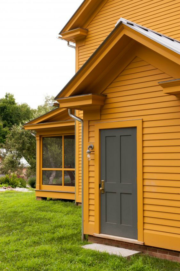 Loving this bold yellow house!! Such a fun dark exterior color for your home but still welcoming and warm. Love this yellow painted home! #yellowhouse #yellowexteriorpaint #darkpaintedhouse #darkhouseideas #darkexteriorpaint #darkexteriorpaintideas