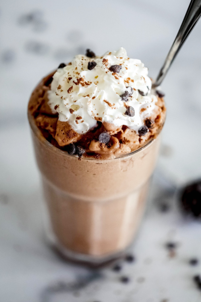 Such a yummy protein shake! You've GOT to try this chocolate caramel toffee milkshake from Clean Simple Eats. Delicious AND healthy breakfast or snack! #proteinshake #cse #cleansimpleeats #cleansimpleeatsshake
