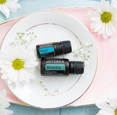 doTerra oils are an all natural way to create a clean home! Grab a kit to create a toxin free home with fun recipes and easy to use ingredients for a healthy lifestyle. #essentialoils #doterraessentialoils #starterkitoil #oillife #doterra