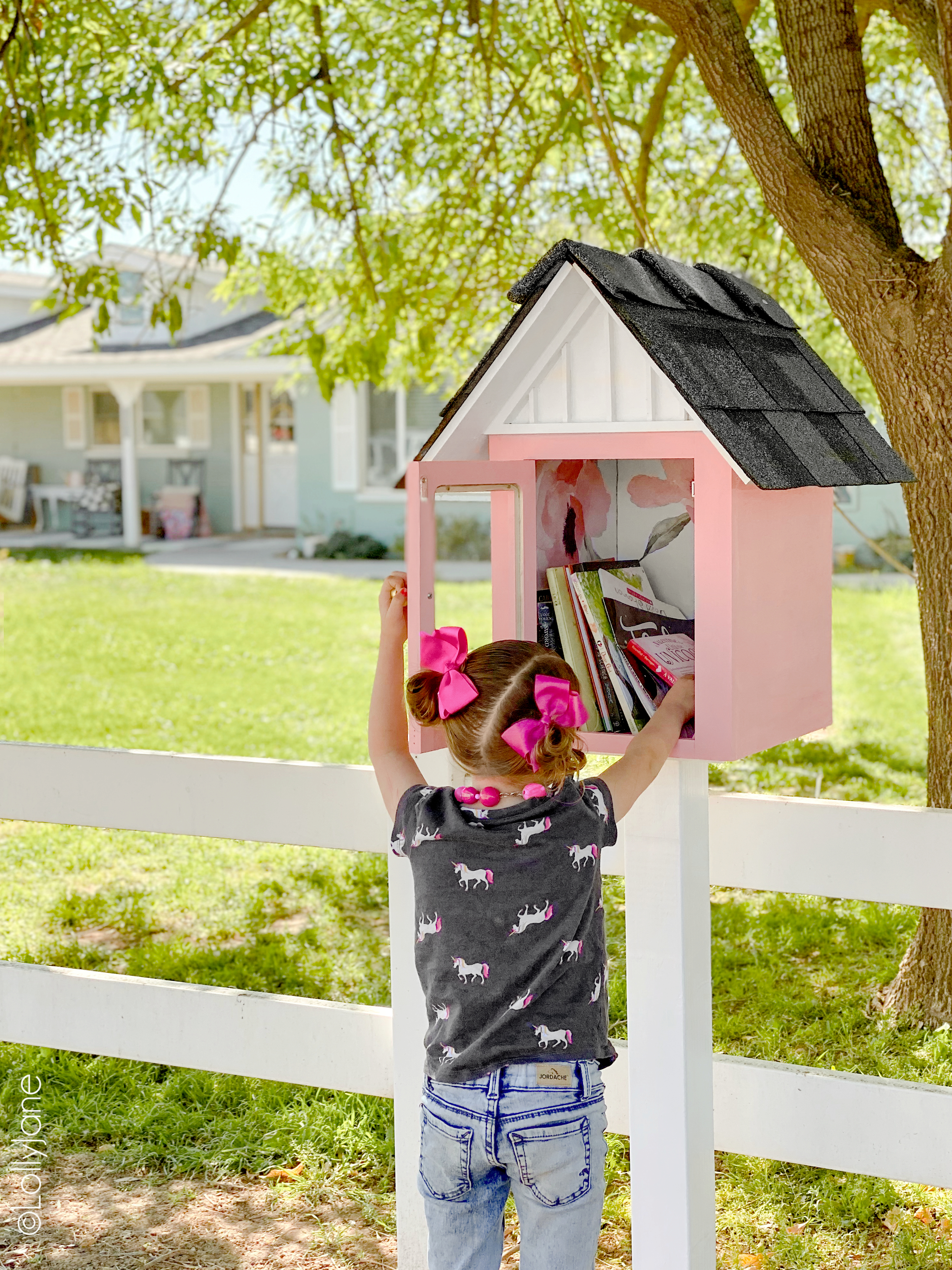 FREE PLANS to build you own darling little library! So so cute, personalize to match your own home! #diy #diyhouse #littlelibrary 