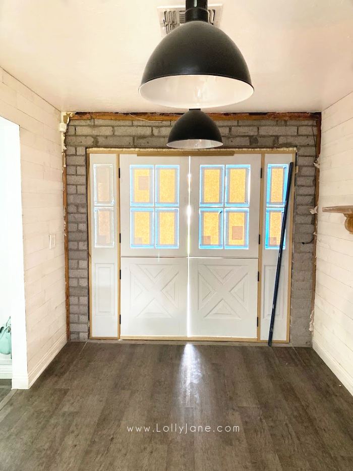 Farmhouse dutch doors: such pretty custom exterior doors to welcome your guests! Love these classic farmhouse doors! #farmhousehome #customdutchdoors #dutchdoorinstallation #doubledutchdoors