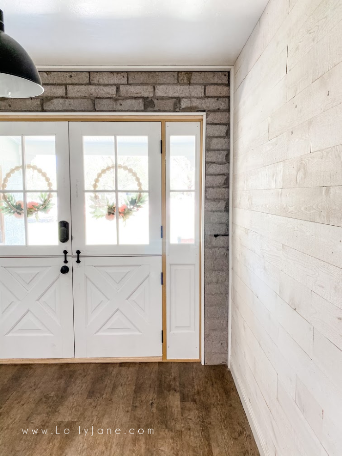 Loving these farmhouse dutch doors trim with the matching farmhouse style sidelights. Just a great way to allow natural light into your home. #dutchdoors #doubledutchdoors #frenchdutchdoors #howtoinstalldutchdoors #bluedutchdoors #farmhousedutchdoors