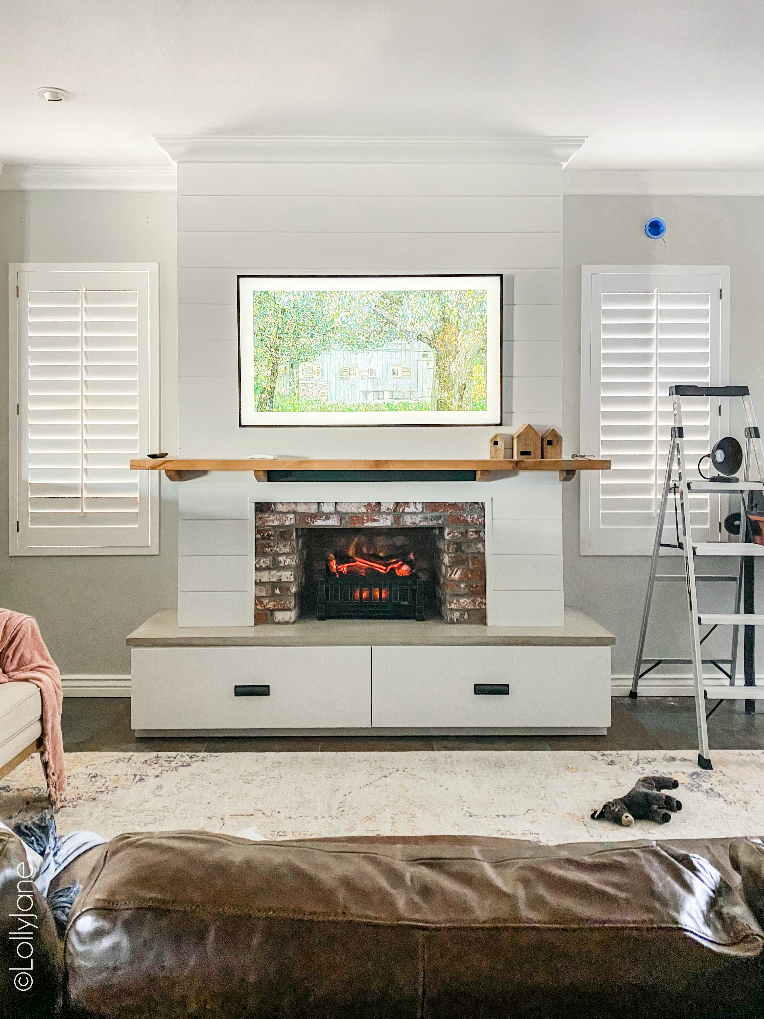 Beautiful modern farmhouse style entertainment system... bet you thought this was a real fireplace! Look at these 5 secret built-in features! #modernfarmhouse #fauxfireplace #entertainmentsystem #diy #diyhomedecor