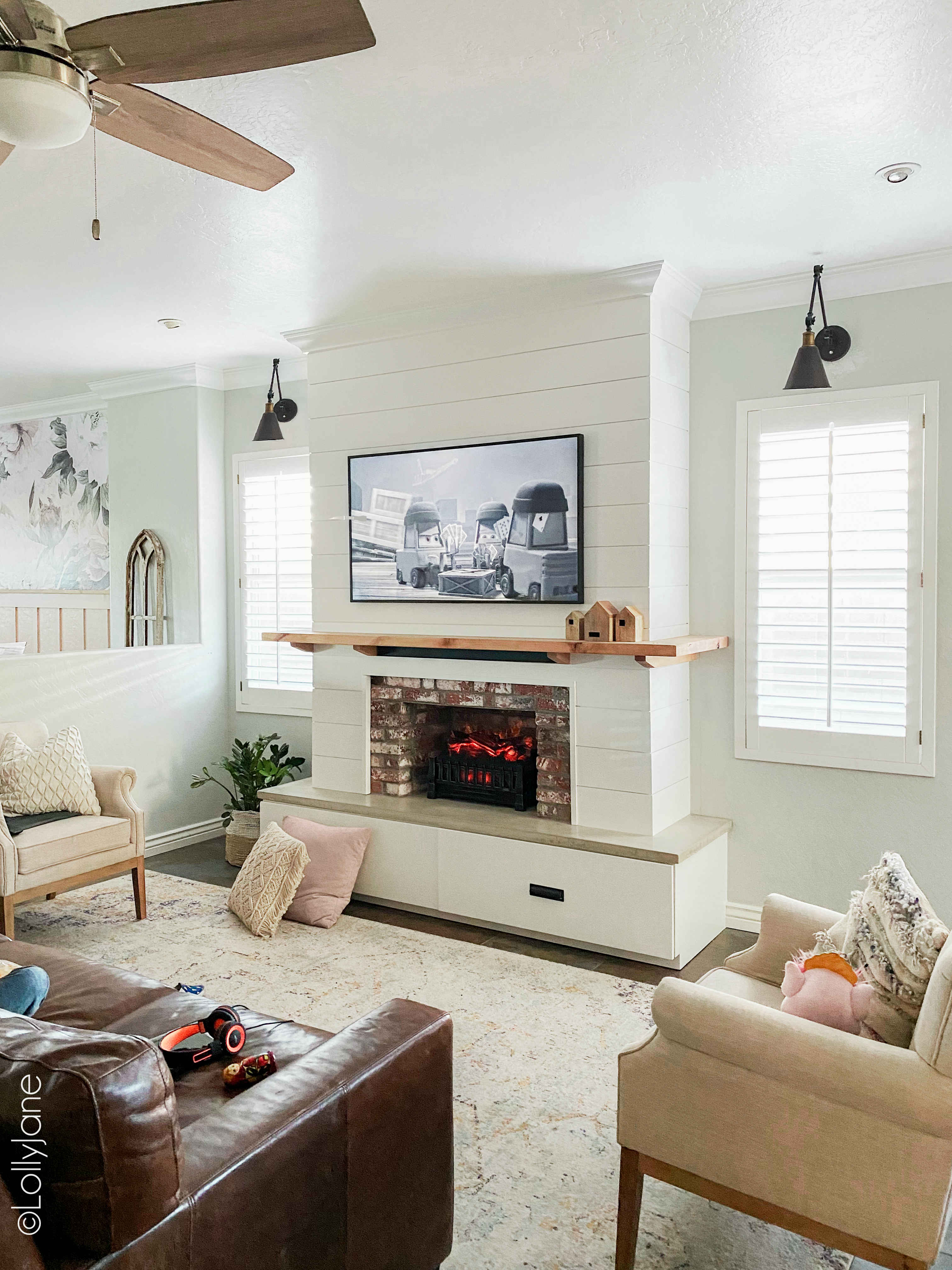 Beautiful modern farmhouse style entertainment system... bet you thought this was a real fireplace! Look at these 5 secret built-in features! #modernfarmhouse #fauxfireplace #entertainmentsystem #diy #diyhomedecor