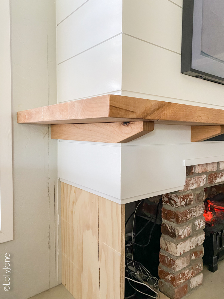 Stunning DIY Entertainment Center with 5 hidden design features that hide clutter and cords but make a BIGG statement! #modernfarmhouse #fauxfireplace #entertainmentsystem #diy #diyhomedecor