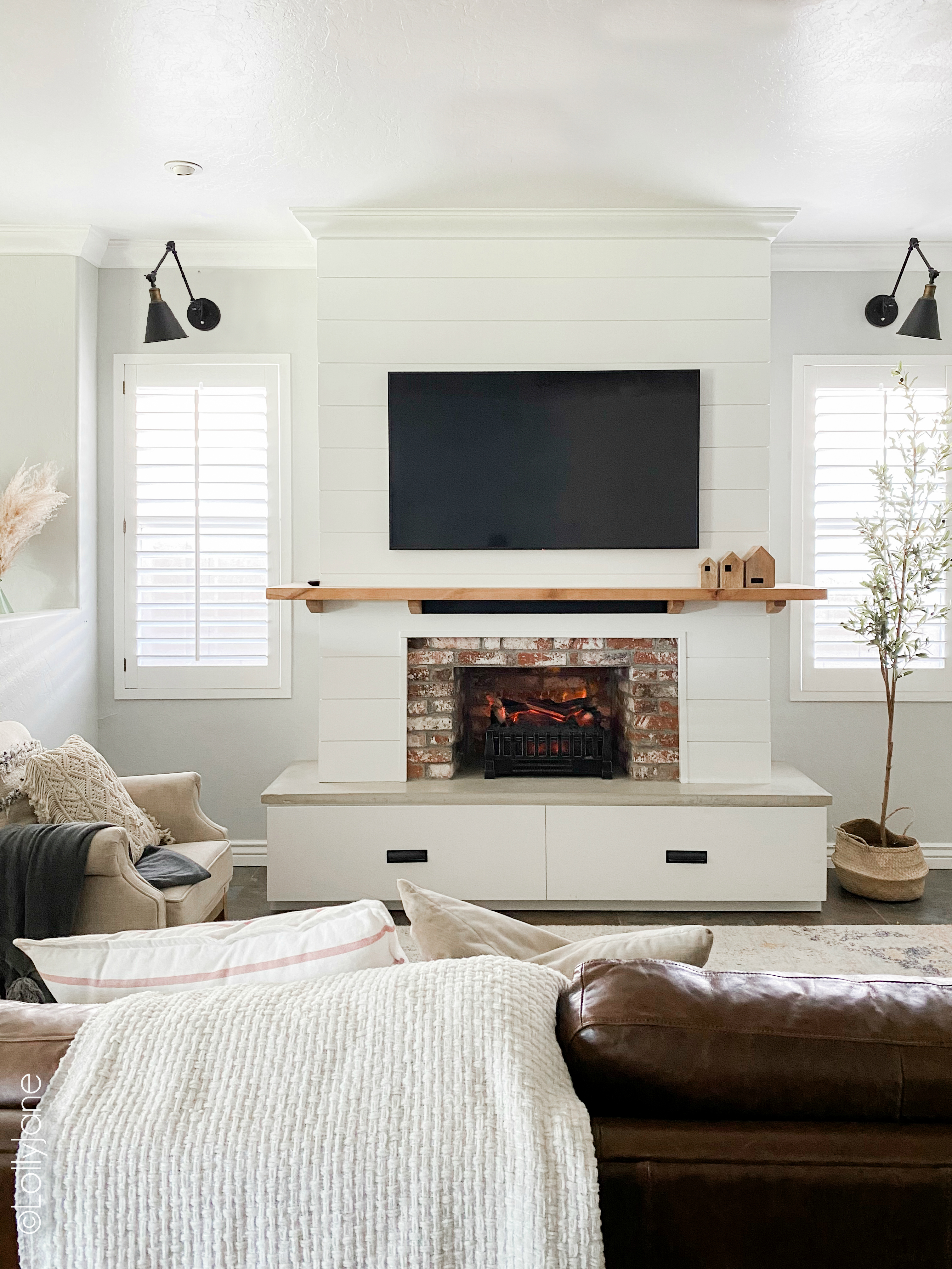 Beautiful modern farmhouse style entertainment system... bet you thought this was a real fireplace! Look at these 5 secret built-in features! #modernfarmhouse #fauxfireplace #entertainmentsystem #diy #diyhomedecor