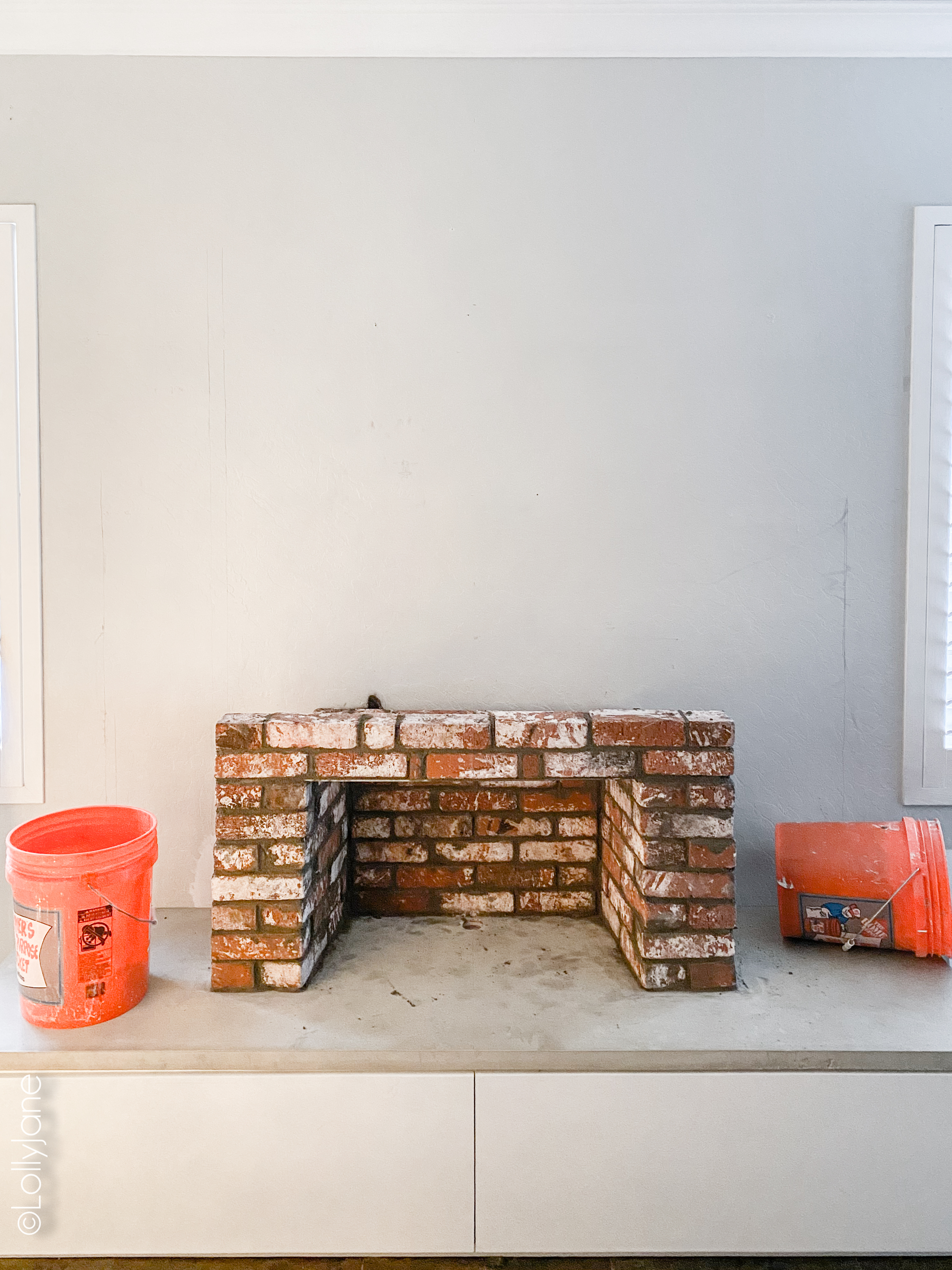 Stunning DIY Entertainment Center with 5 hidden design features that hide clutter and cords but make a BIGG statement! #modernfarmhouse #fauxfireplace #entertainmentsystem #diy #diyhomedecor