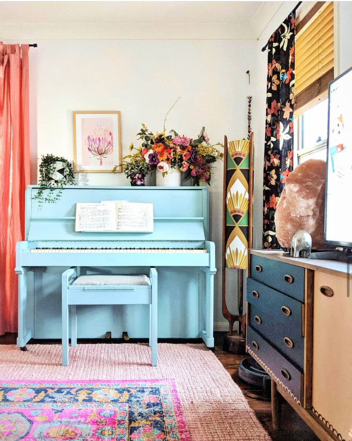 Woah! Such a fun blue painted piano in this boho style room! What a fun statement piece to paint your piano a bold color! #paintedpianoideas #bohodecor #aquapiano #aquapaintedpiano #eclecticdecor