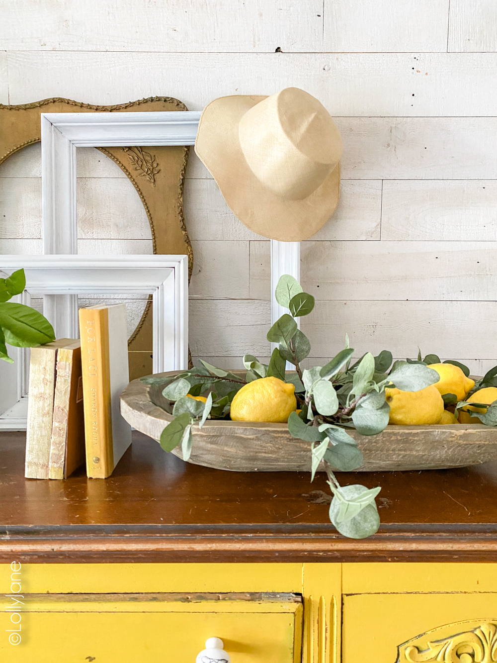 Welcome summer with these EASY entryway decor tips! #entryway #mantel #summerdecor #summertime #summerhomedecor #lemons #lemondecor #lemonhomedecor #yellowbuffet