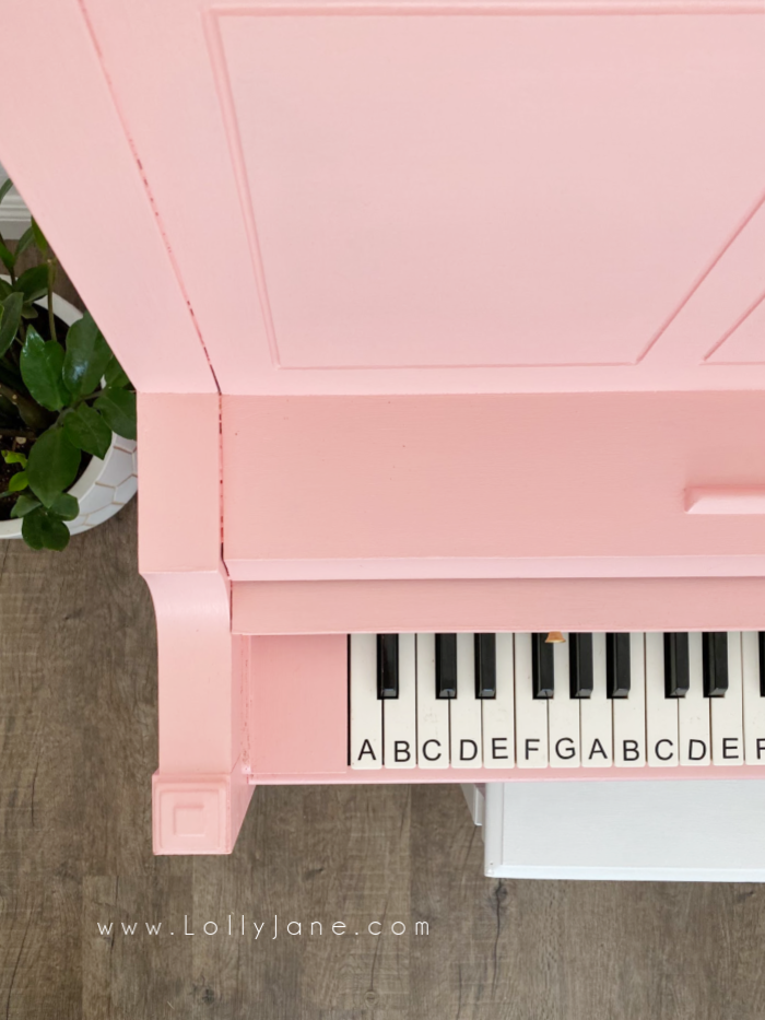 How to paint a thrifted piano into a happy pink statement! Check out this easy way to paint a piano in just a few hours. #howtopaintpiano #paintedpiano #paintedpianotutorial #pinkpiano #paintedpianoideas