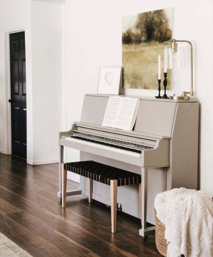 This gray painted piano is so pretty! Such a clean modern painted piano in a gorgeous home. #modernpianodecor #paintedpiano #graypaintedpiano #paintedpiano