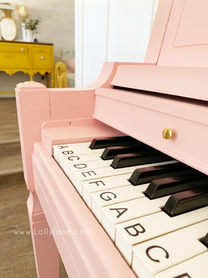 teippaa sitten pienellä siveltimellä pianon koskettimia maalatessa pianoa. Helppo piano maalaus opetusohjelma! #howtopaintpiano #paintedpiano #paintedpianotutorial #pinkpiano #paintedpianoideas