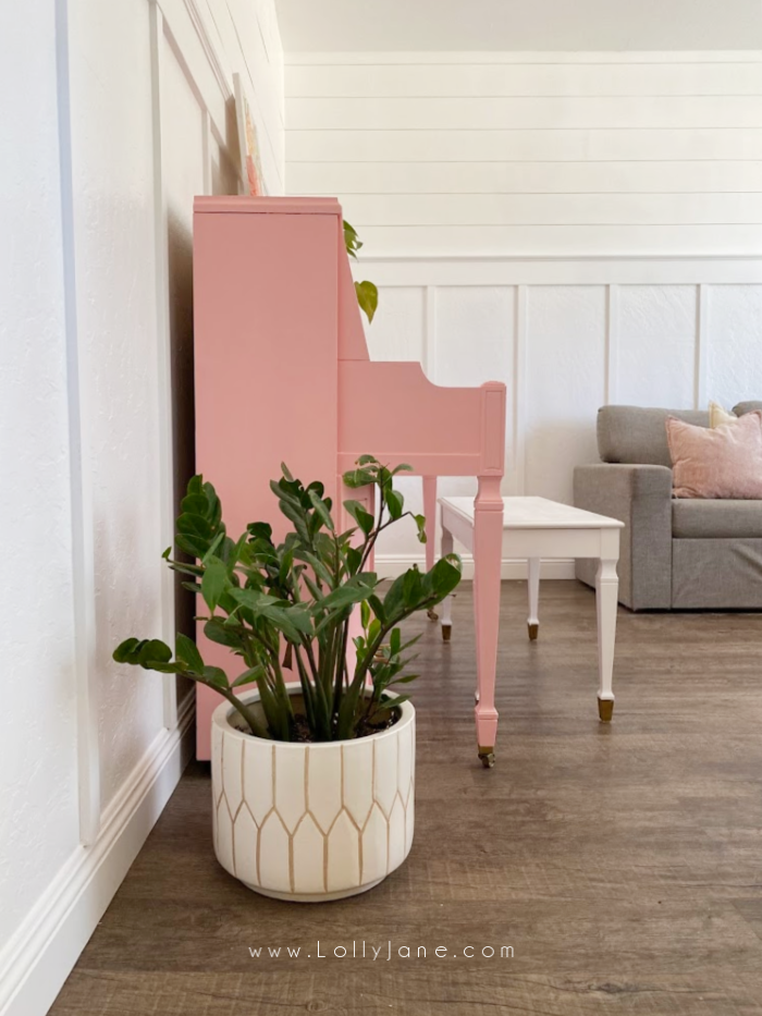 hur man målar ett piano utan slipning. Du behöver bara lite bra färg och en kvalitetsborste plus en gratis eftermiddag! #howtopaintpiano #paintedpiano #paintedpianotutorial # pinkpiano #paintedpianoidea