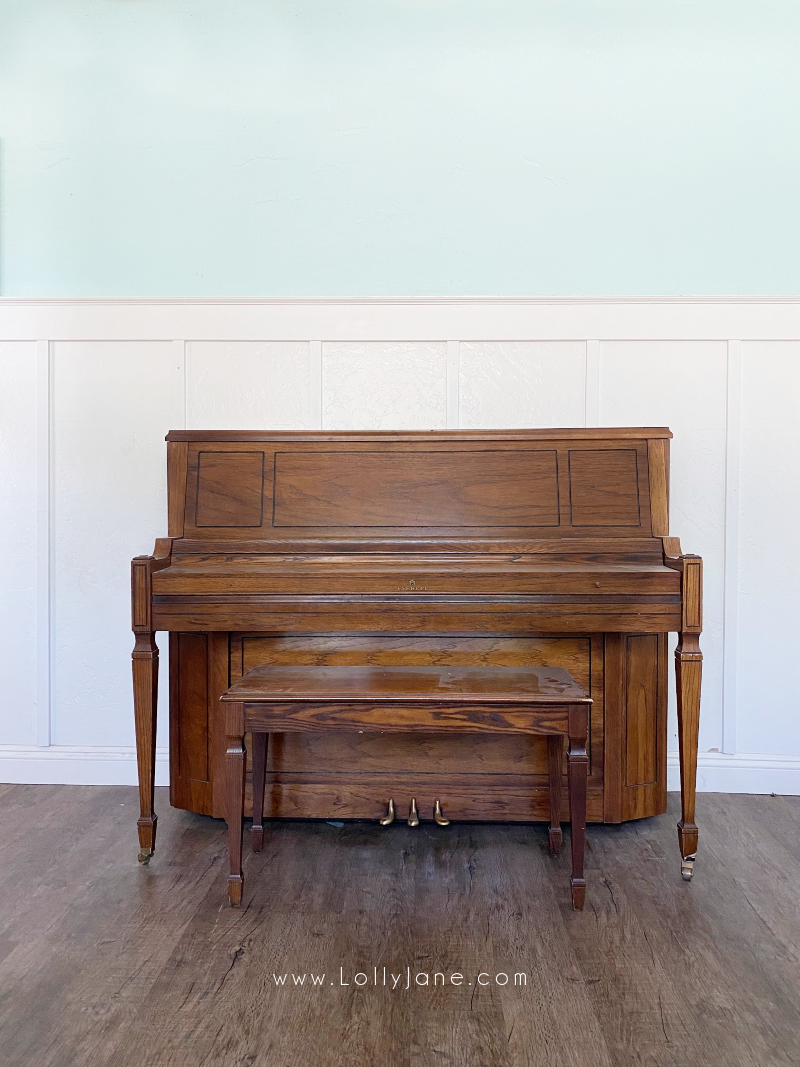 How to paint a wood piano with latex paint, just a few hours of time for this amazing makeover! #howtopaintpiano #paintedpiano #paintedpianotutorial #pinkpiano #paintedpianoideas