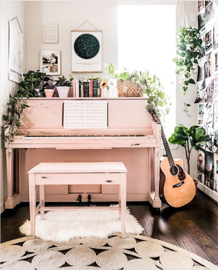 I'm dying over how cute this light pink painted piano is!! Such a fun piece to mix in with eclectic home decor! #pinkpiano #paintedpinkpiano #paintingapiano #pianodecor #pianodecor #howtodecoratearoundapiano