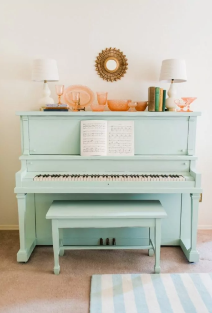 Such a happy shade of blue! Adore this mint painted piano, easy way to update an old piano with chalk paint! #mintpiano #mintpaintedpiano #paintedpianoideas #chalkpaintpiano