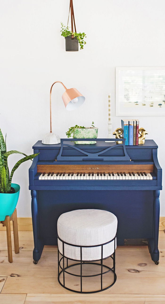 Navy is such a classy color so adding it to your decor is a great way to create timeless decor. Love this navy painted piano to create a well dressed room. #navypaintedpiano #navypiano #paintedpianoideas #bluepiano #darkpaintedpiano