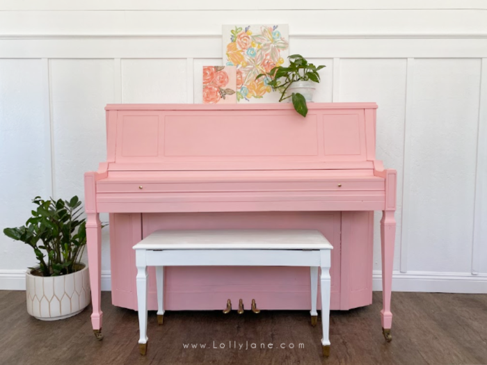 An easy step by step piano painting tutorial. Such an easy and inexpensive way to update an old piano. #howtopaintpiano #paintedpiano #paintedpianotutorial #pinkpiano #paintedpianoidea