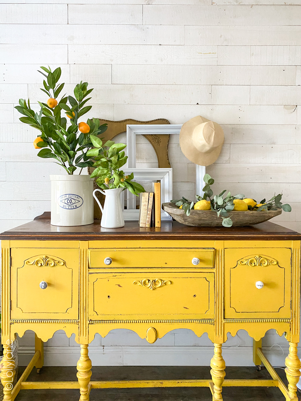 Welcome summer with these EASY entryway decor tips! #entryway #mantel #summerdecor #summertime #summerhomedecor #lemons #lemondecor #lemonhomedecor #yellowbuffet