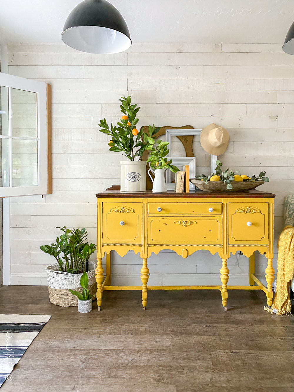 Welcome summer with these EASY entryway decor tips! #entryway #mantel #summerdecor #summertime #summerhomedecor #lemons #lemondecor #lemonhomedecor #yellowbuffet