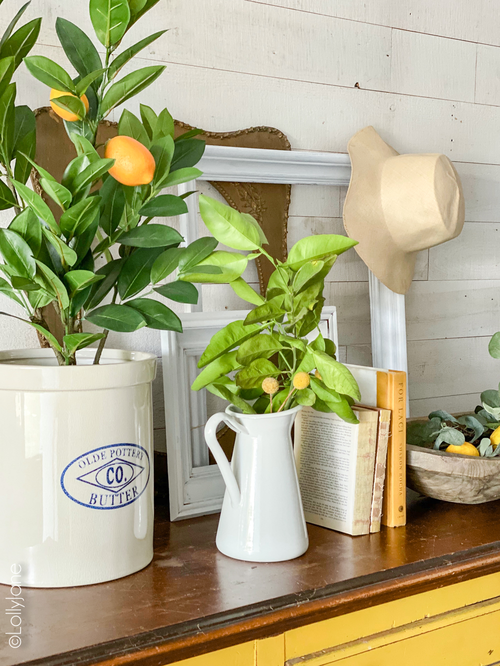 Welcome summer with these EASY entryway decor tips! #entryway #mantel #summerdecor #summertime #summerhomedecor #lemons #lemondecor #lemonhomedecor #yellowbuffet