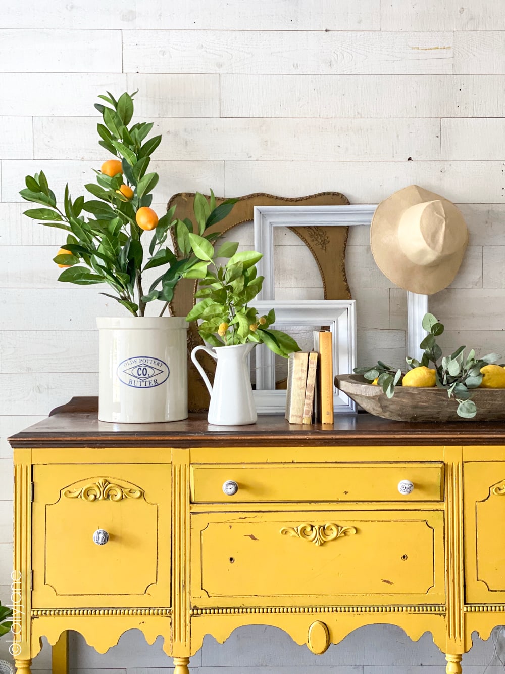 Welcome summer with these EASY entryway decor tips! #entryway #mantel #summerdecor #summertime #summerhomedecor #lemons #lemondecor #lemonhomedecor #yellowbuffet