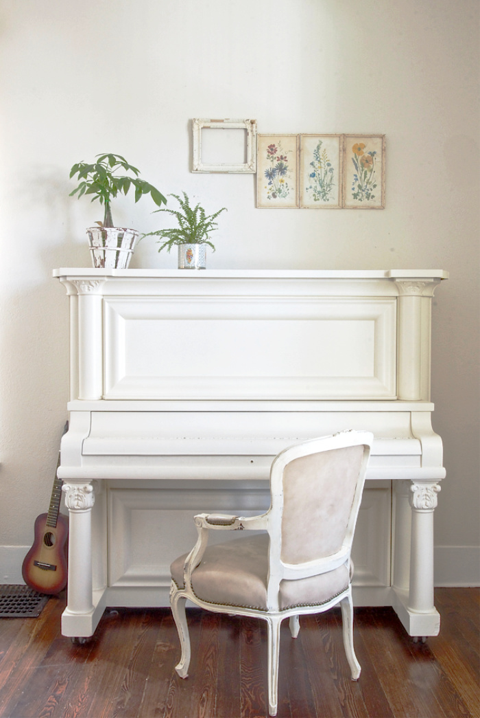 This pretty white painted piano would look great with any decor! Check out more painted piano ideas in every color to create a stunning statement piece. #whitepiantedpiano #paintedpiano #howtopaintawhitepiano #paintingapiano #farmhousepiano #farmhousedecor