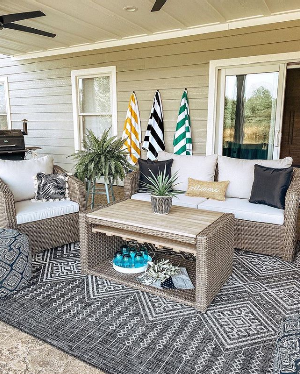 This is a diverse boho style outdoor rug from, it'll mesh well with any outdoor space. #outdoorrug #outdoorrugideas #outdoorstyle #rugforoutdoors #porchrugideas