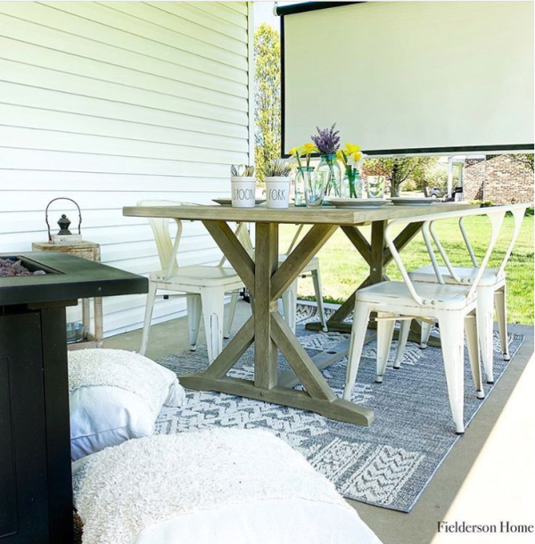 The texture on this gray white farmhouse outdoor rug will make you so comfy on your outdoor porch! #graywhitefarmhouserug #outdoorrug #graywhiteoutdoorrug #outdoorrugideas #farmhouseoutdoors