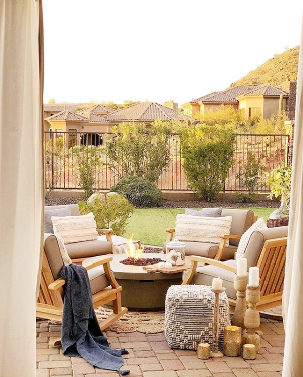 Still loving the trend of the scalloped rugs, they look great in any space. Adore jute circle outdoor rug around her backyard fireplace. #juteoutdoorrug #circleoutdoorrug #scallopoutdoorrug #cozyoutdoordecor #outdoordecorideas