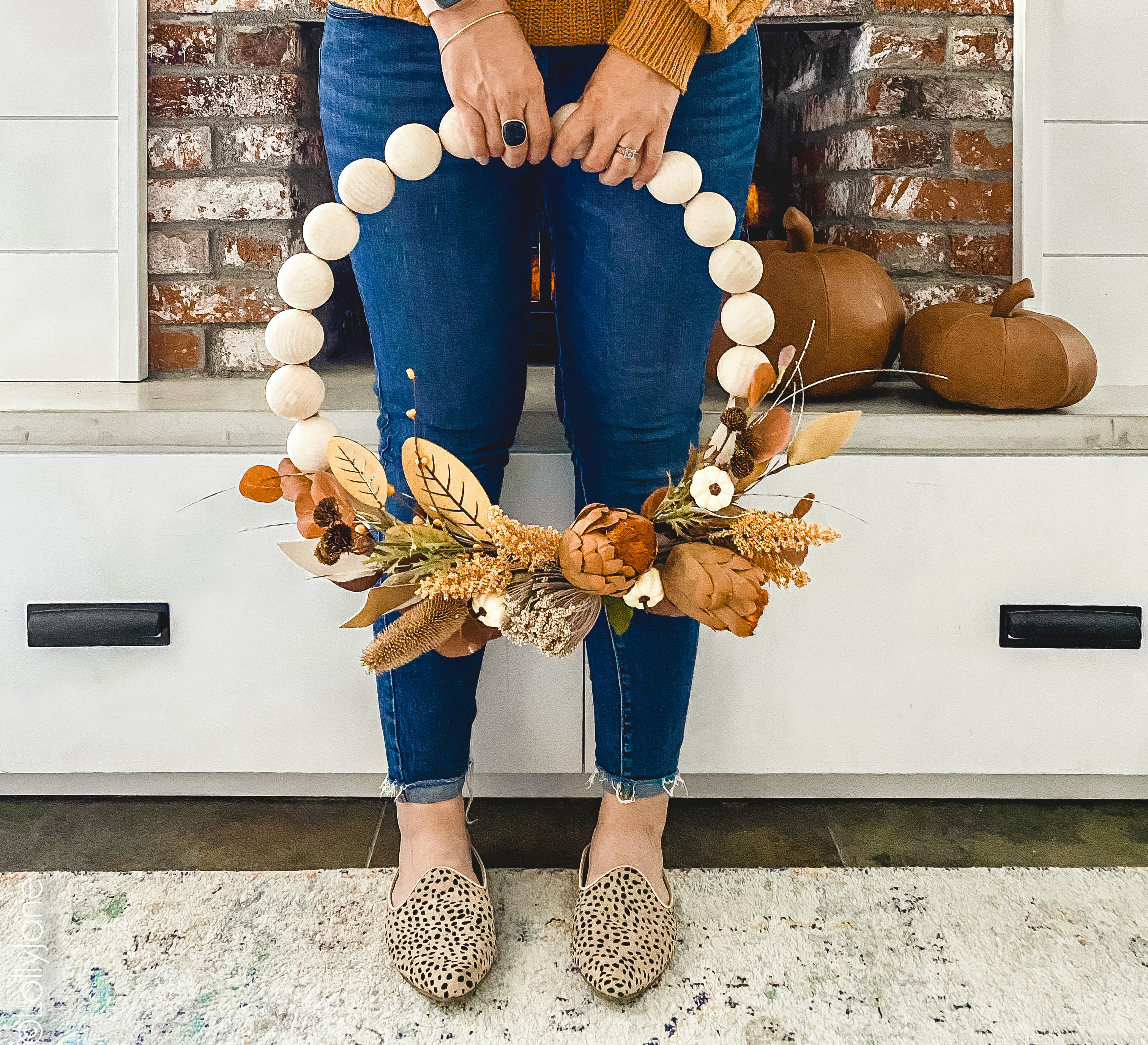 DIY Fall Split Bead Wreath, SO easy to make and super cute for ANY holiday-- just swap out the colors and elements! #woodbead #woodbeads #splitwoodbead #splitbead #beadwreath #diywreath #wreaths #fallwreath #handmade