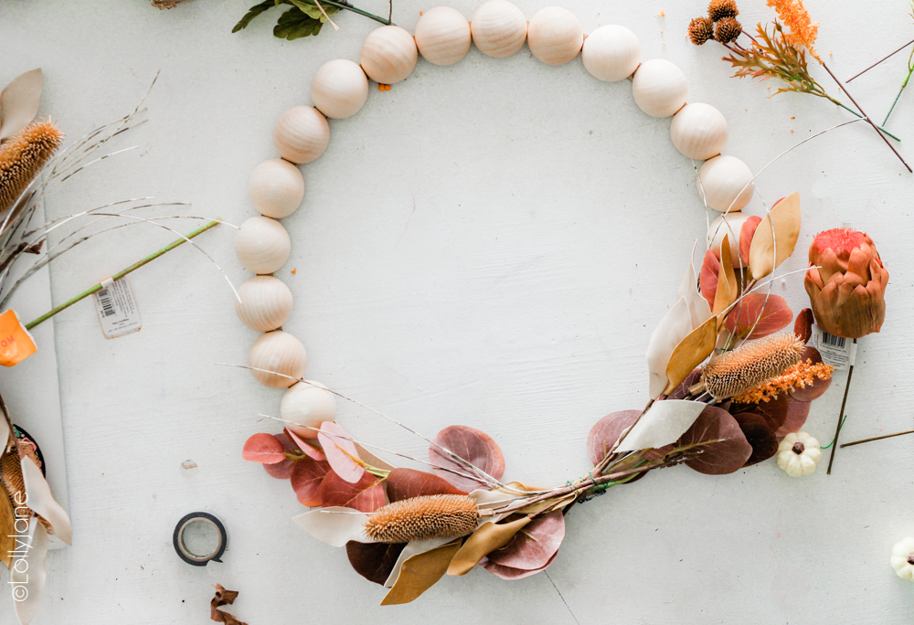 Easy to make fall wreath with chunky split wood beads, perfect for autumn AND makers of any level can DIY this! #woodbead #woodbeads #splitwoodbead #splitbead #beadwreath #diywreath #wreaths #fallwreath #handmade