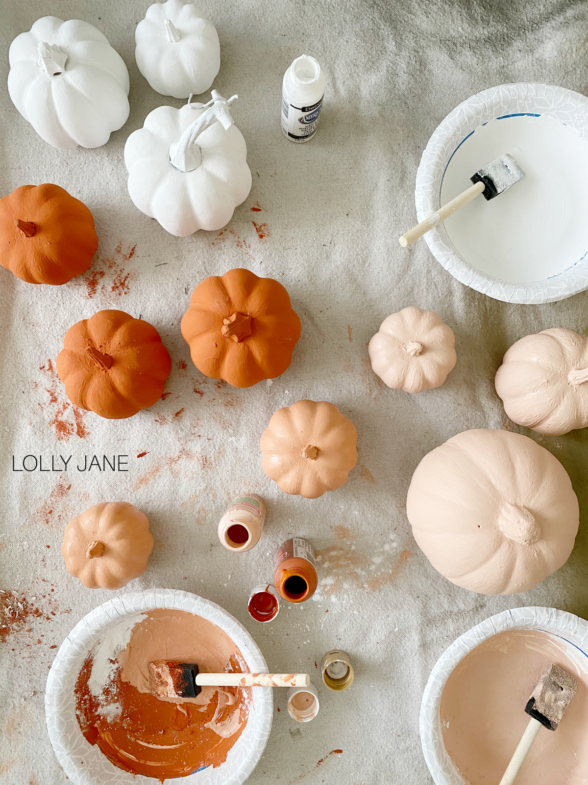 DIY Baking Powder Painted Pumpkins! So cute and easy! #diypumpkins #paintedpumpkins #bakingpowderpumpkins #falldecor #falldecoration #fallcraft #fallcrafts #pumpkincrafts #pumpkincraft #pumpkin #dollarstorecrafts 