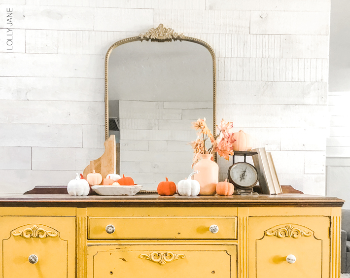 Farmhouse style muted pumpkins, love the matte finish baking powder gives them! Cutest fall decor, and SO easy! #diy #diypumpkins #paintedpumpkins #bakingpowderpumpkins #falldecor #falldecoration #fallcraft #fallcrafts #pumpkincrafts #pumpkincraft #pumpkin #dollarstorecrafts 