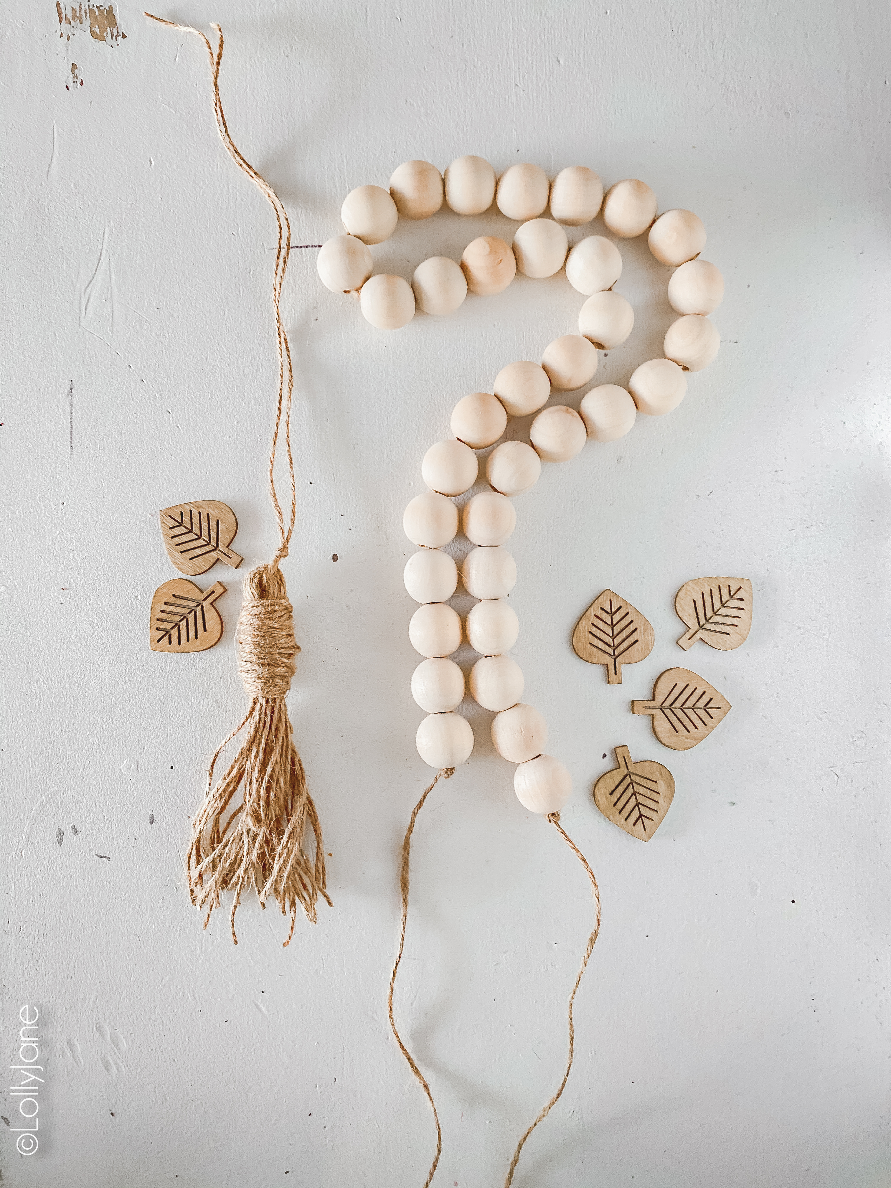 DIY Fall Wood Bead Garland... so easy! Those leaves are too cute! #fall #falldecor #leaftcraft #fallcraft #fallhhomedecor #diy #diyfalldecor #falldecorations