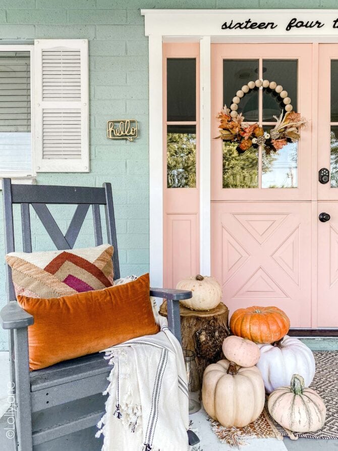 Decorating your porch for fall doesn't have to be expensive! Check out these simple fall porrch decorating ideas sure to welcome your visitors in style! #falldecor #falldecorations #fallporch #fallporchhdecor #porchdecor #porchdecorations