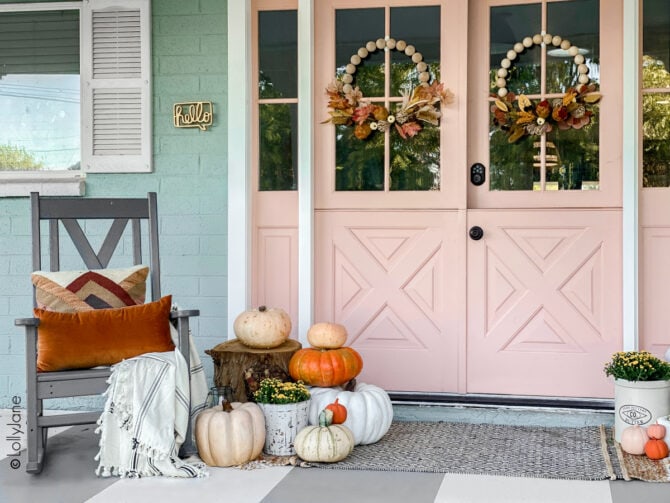 Farmhouse style fall decor, so easy and affordable! #falldecor #falldecorations #fallporch #fallporchhdecor #porchdecor #porchdecorations