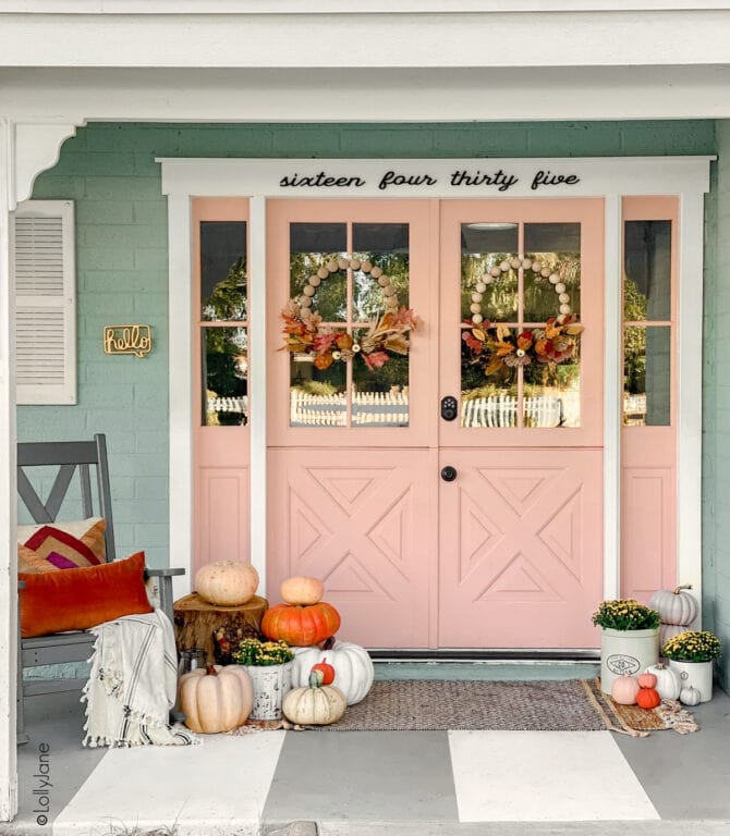 Check out these simple fall porrch decorating ideas sure to welcome your visitors in style! Decorating your porch for fall doesn't have to be expensive! #falldecor #falldecorations #fallporch #fallporchhdecor #porchdecor #porchdecorations