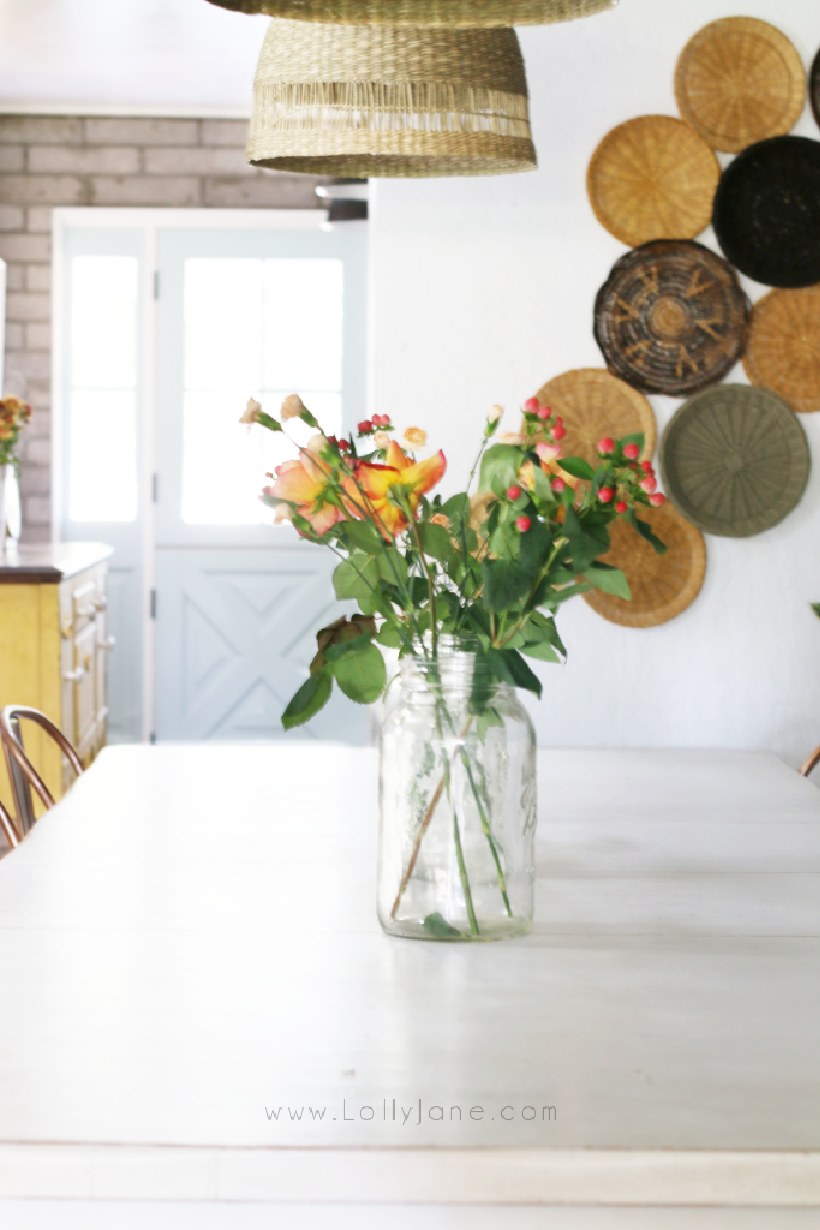 How to blend boho to farmhouse style decor. Love how cozy farmhouse house but the fun trend of boho decor? We've got some tips to marry the two styles! #farmhousebohodecor #bohofarmhousedecor #howtostylebohodecor #modernfarmhouse #basketwallidea #basketpendants