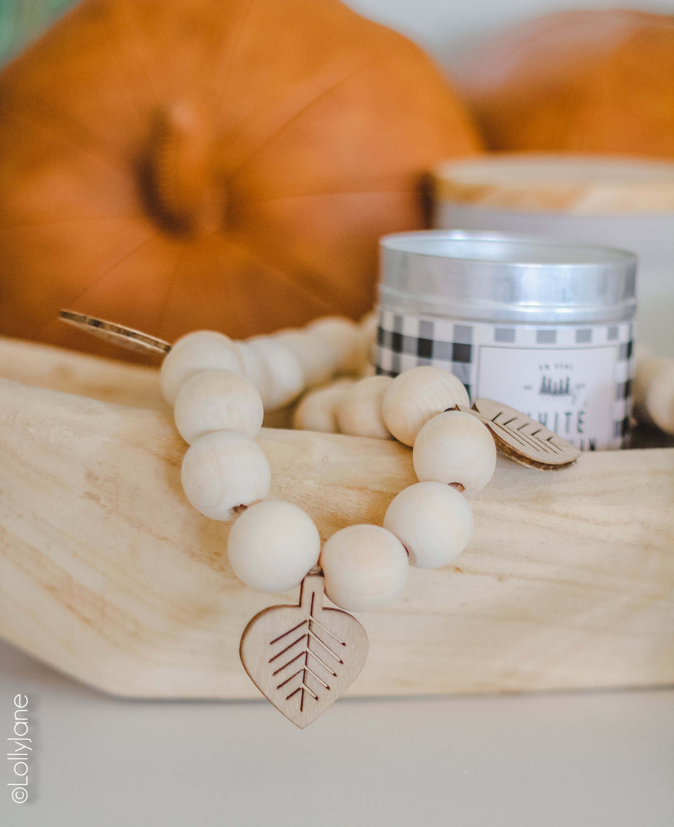 Easy fall style wood bead garland... just add leaves! SO cute! #fall #falldecor #leaftcraft #fallcraft #fallhhomedecor #diy #diyfalldecor #falldecorations