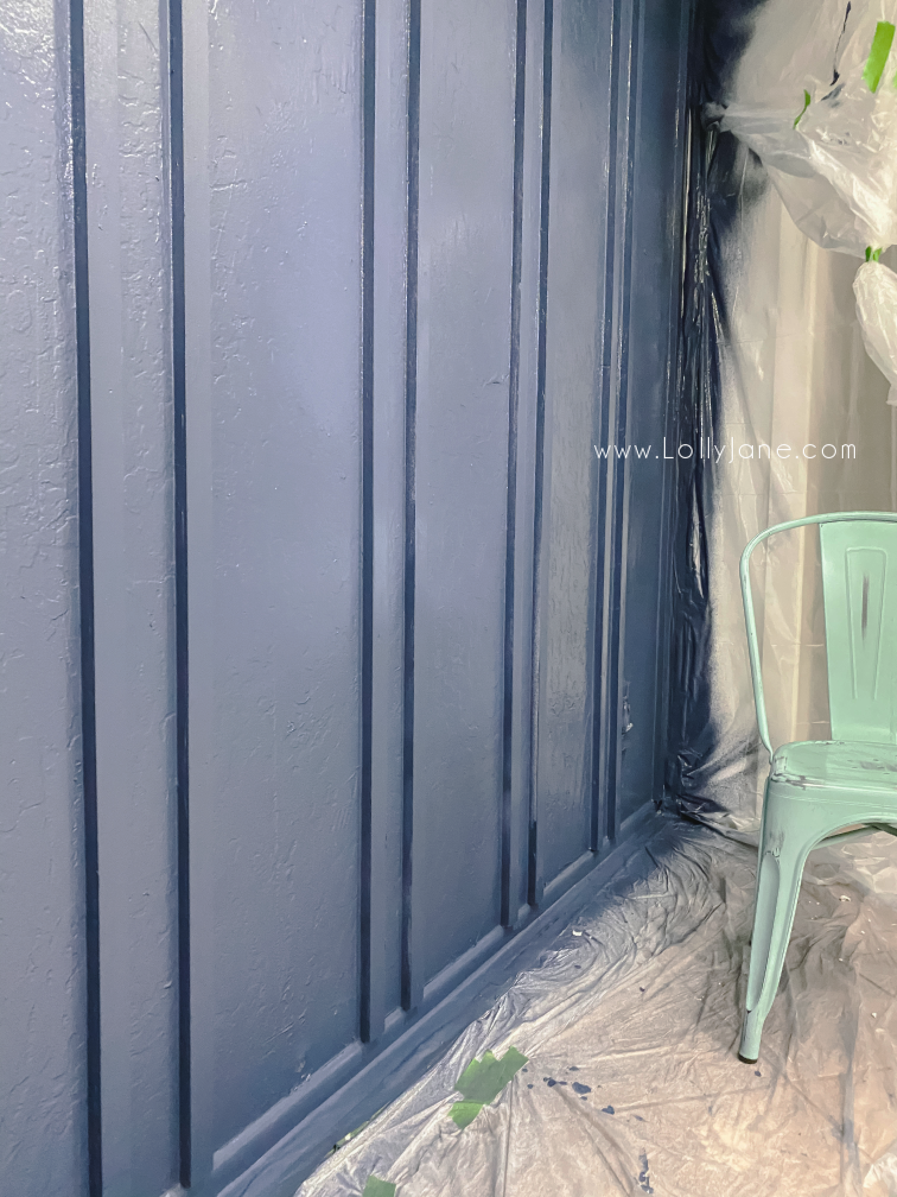 Such a fun navy blue double batten wall treatment! Such a sophisticated way to dress up your dining room wall, a boho farmhouse style favorite! #bohochic #bohofarmhouse #bohostyledecor #doublebattenwalltreatment #diydoublebatten #navybluewalldecor