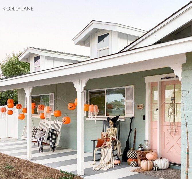 EASIEST Halloween Porch Decorations ever: $1 plastic pumpkin pails + fishing line! SO CUTE! #fishingstringpumpkinhanging #pumpkinghanginghalloweendecor #porchpumpkindecor #floatingpumpkinsporchdecor #halloweenpumpkinshanging #howtohangpumpkinshalloweendecor