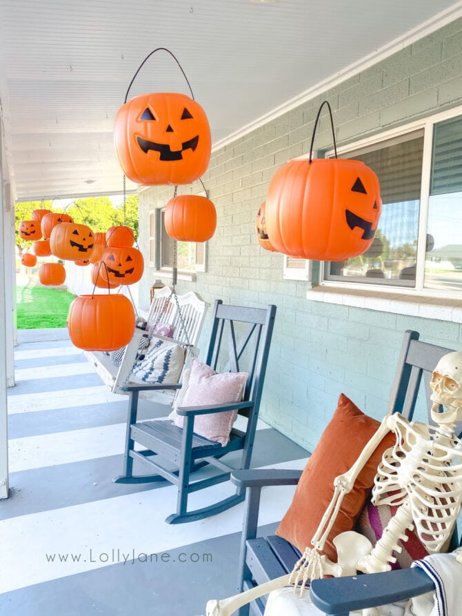 DIY floating pumpkins Halloween porch decor, so cute! Add some tea lights so they glow at night, fun! #halloweendecor #outdoorhalloweendecor #cheaphalloweendecor #howtohangpumpkins #outdoorhalloweenideas #dollarpumpkindecor