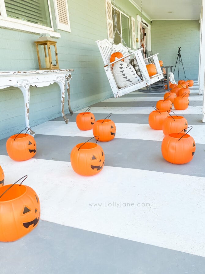 Check out how to hang plastic pumpkins for cheap but cute Halloween decor! Love these non-spooky hanging pumpkins on this cute Halloween porch! #hangingpumpkins #howtohangpumpkins #pumpkinhangingideas #pumpkindeocoratingideas #halloweendecor #diyhalloween #nosewhalloween #easyhalloweenideas