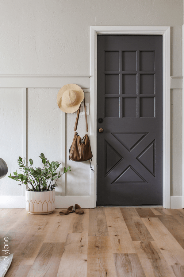 Since the comfort and style of a room helps set the tone for the time you spend there, make the most of your family room with these helpful tips to decorate your family room! Love this modern farmhouse family room makeover! #familyroomdecor #familyroomdecorations #familyroommakeover #modernfarmhouse #modernfarmhousefamilyroom #vinylfloors #vinylplankfloors #oakfloors #vinylfloorsfromlowes #procoreplusflooring