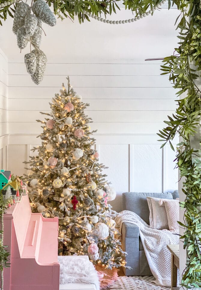 Add a pop of glam with the color PINK to your Christmas decor this year, so pretty! #Christmas #ChristmasTree #ChristmasTreeTheme #pinkChristmastree