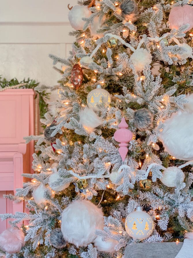 Glam Pink + White theme Christmas tree, fun to add a feminine touch or for a girls room (or bachelorette pad!) ✨ #Christmas #ChristmasTree #ChristmasTreeTheme #pinkChristmastree